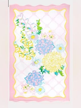 Brand New Lilly Pulitzer Scallop Beach Towel in Lilly Garden Home